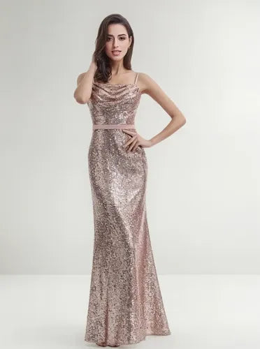 Vestido largo dorado con lentejuelas corte sirena