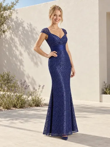 Vestido largo azul con escote corazón para fiesta