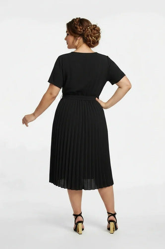 Vestido midi negro plisado manga corta escote descubierto