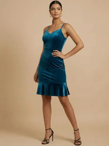 Vestido corto verde terciopelo con volantes ajustado