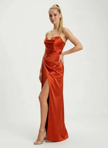 Vestido largo azul satinado corte sirena strapless