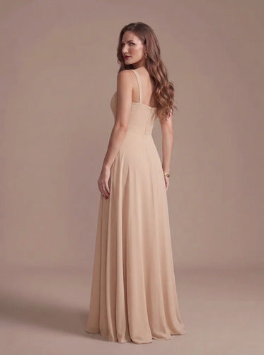Vestido largo de gala beige evasé en gasa