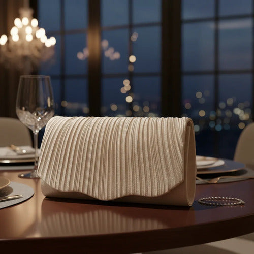 Cartera clutch de fiesta con brillos en azul y plateado de mano