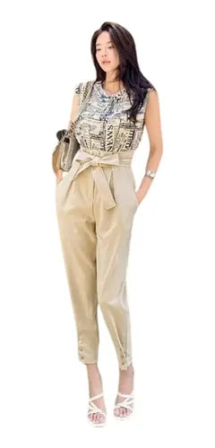Mono beige elegante tipo traje en gasa, sin mangas, de una pieza