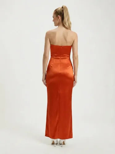 Vestido largo azul satinado corte sirena strapless