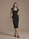 Vestido midi azul y negro con peplum y escote corazón