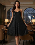 Vestido corto negro con lentejuelas, hombros descubiertos, escote en V y corte evasé
