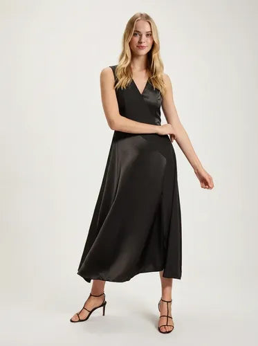 Vestido largo negro satén con abertura
