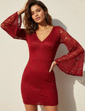 Vestido corto rojo de encaje forrado tipo blusón con manga campana, casual y de fiesta