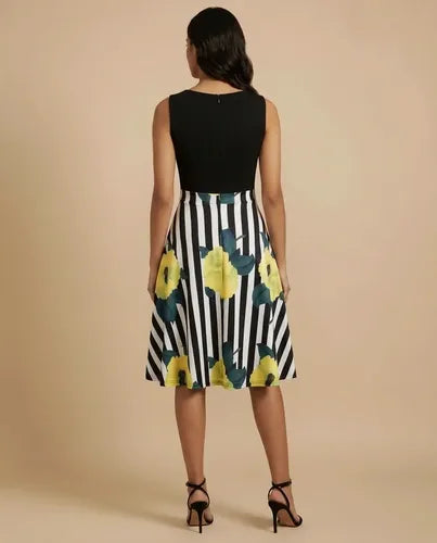 Vestido midi floral negro y verde acampanado grande