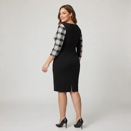 Vestido corto negro ajustado, manga 3/4 y escote V