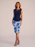 Vestido corto azul con peplum y flor, sin mangas