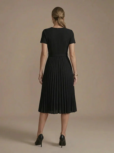 Vestido midi negro plisado cintura alta de fiesta
