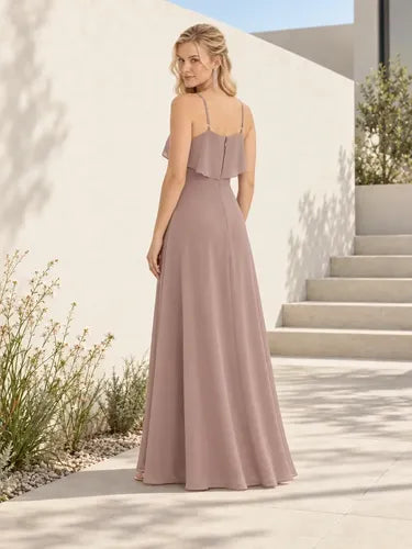 Vestido largo café de gasa evasé hombros descubiertos