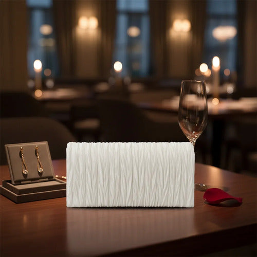 Cartera clutch mini de fiesta en blanco y negro de mano