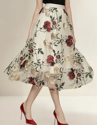 Falda color crudo de malla doble capa con bordado floral