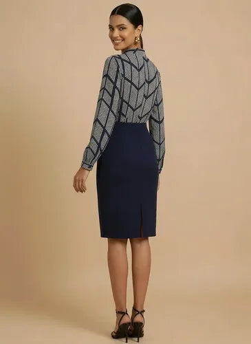 Vestido corto azul de lunares manga larga ajustado