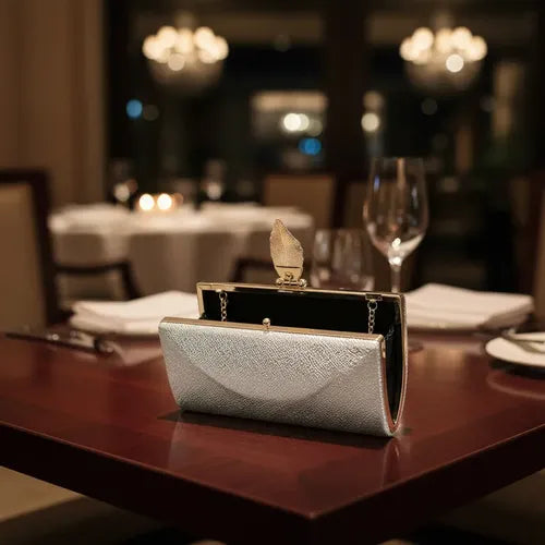Cartera clutch de fiesta con brillos en dorado y plateado de mano