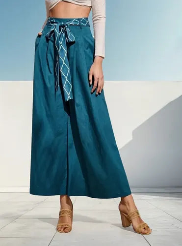 Pantalón verde de pierna ancha con cinturón