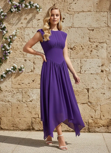 Vestido corto violeta asimétrico con hombreras acinturado