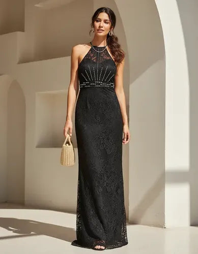 Vestido largo negro de encaje cuello halter de gala