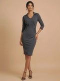 Vestido corto gris y negro corte tubo manga corta escote V