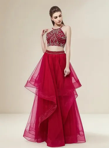 Conjunto de fiesta de dos piezas en rojo, top halter y falda larga de corte princesa