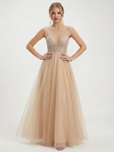 Vestido largo de fiesta beige en tul con transparencia