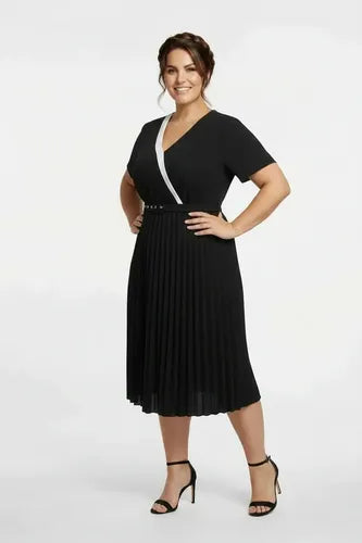 Vestido midi negro plisado manga corta escote descubierto