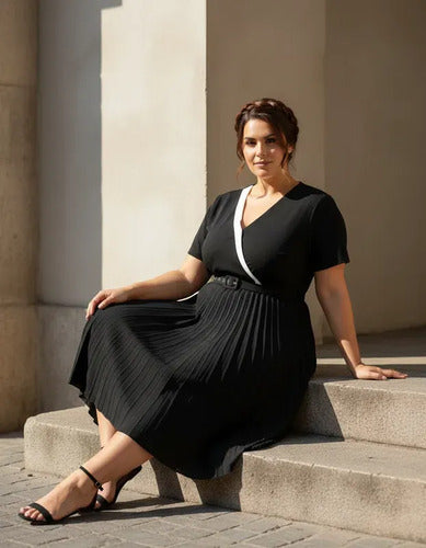 Vestido midi negro plisado manga corta escote descubierto