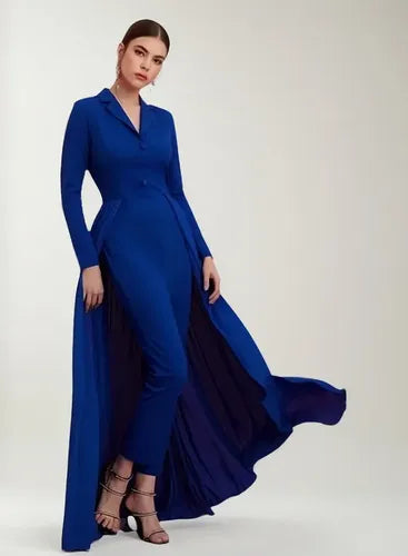 Mono azul elegante con cuello de solapa, faldón y manga larga