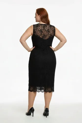 Vestido midi negro encaje cuello cubierto talla grande