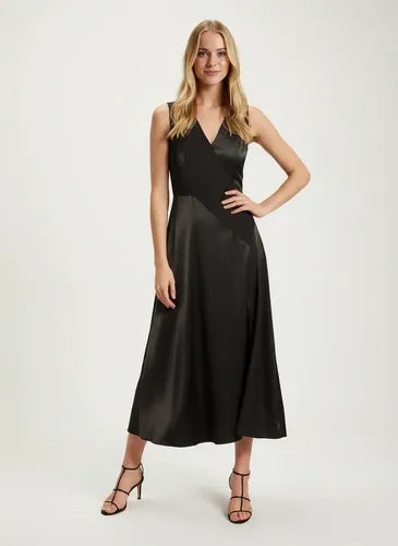 Vestido largo negro satén con abertura