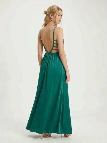 Vestido largo verde abertura espalda hombros