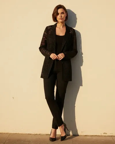 Blazer negro con encaje y cuello de solapa