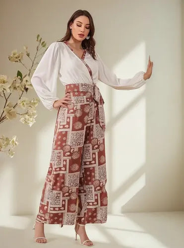 Mono blanco con top cruzado y pantalón largo, manga larga, corte elegante de una sola pieza