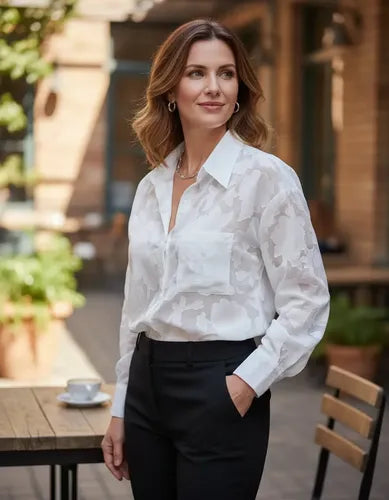 Blusa blanca elegante con transparencia