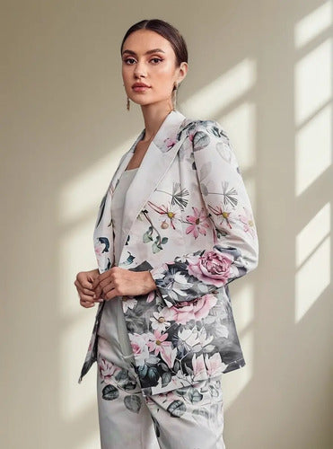 Blazer blanco tipo tapado estampado elegante