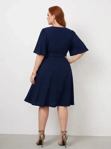 Vestido midi azul de gasa con escote descubierto y evasé