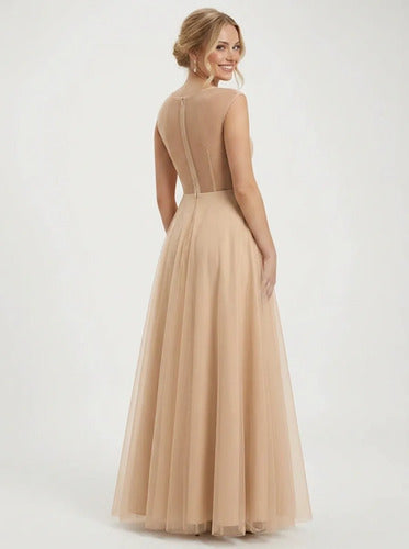 Vestido largo de fiesta beige en tul con transparencia