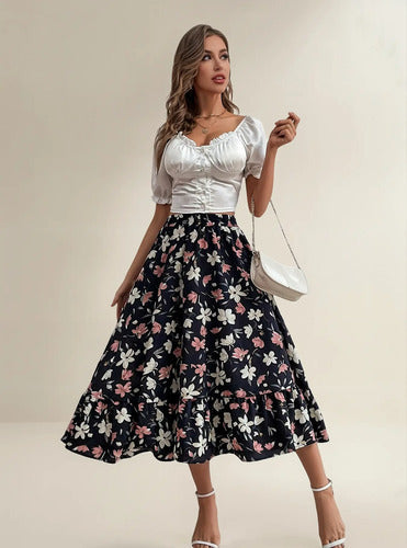 Falda azul con estampado floral bohemio ideal para la playa