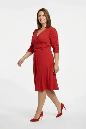 Vestido corto rojo manga 3/4 escote V evasé