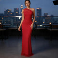 Vestido largo rojo de mesh ajustado con cuello asimétrico