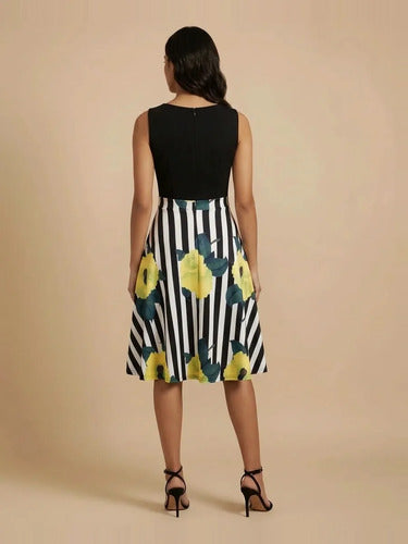 Vestido midi floral negro y verde acampanado grande